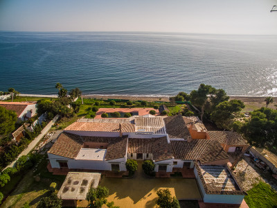 Estepona, Villa primera linea de playa en una ubicación de ensueño cerca de Puerto Banus en la Costa del Sol