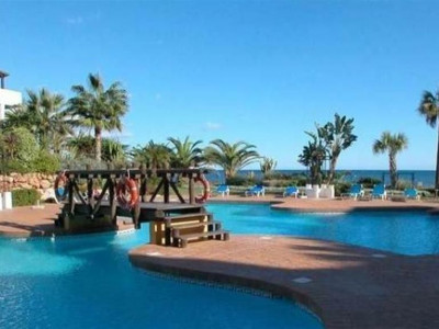 Marbella - Puerto Banus, Apartamento de calidad en Puerto Banus en una urbanización con jardines tropicales frente a la playa