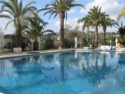 Nueva Andalucia, Exceptional villa property in Nueva Andalucia located on front line golf with a separate guest house