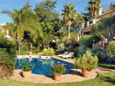 Benahavis, Casa estilo Andaluz en Benahavis con extensos jardines tropicales y vistas al mar