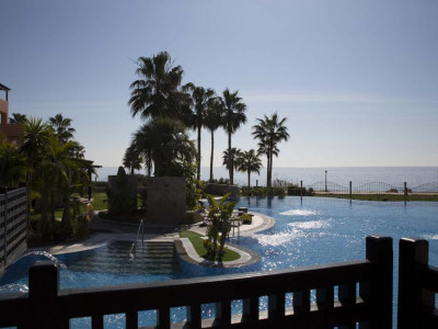 Estepona, Apartamento primer linea de playa en la Nueva Milla de Oro en Estepona con jardines tropicales