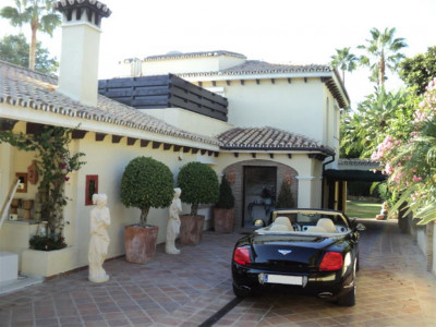 Nueva Andalucia, Luxury villa in Nueva Andalucia with views over the golf course and valley