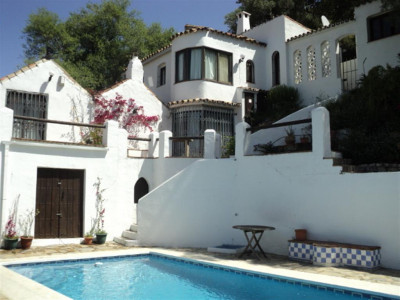 Casares, Charming finca for sale in Casares pueblo with panoramic views to the coast