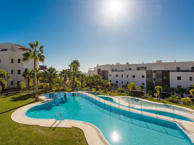 Benahavis, Apartamento en planta baja con impresionantes vistas al campo de golf y el mar Mediterráneo