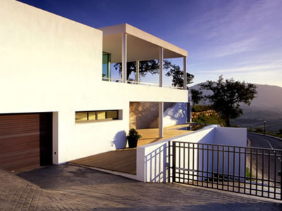 Marbella East, Bright contemporary villa with sea views in Marbella East