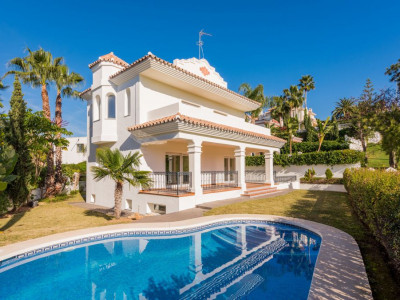 San Pedro de Alcantara, Modern villa for sale in Guadalmina Alta with views to the golf course