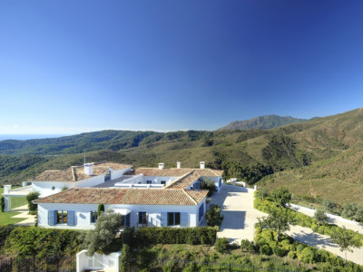 Benahavis, Luxury modern Andalucian style villa in Benahavis