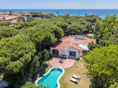 Mijas Costa, Fantastic independent villa in Calahonda, 300 metres from the beach