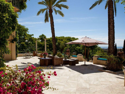 Estepona, Beautiful villa for sale in Estepona set on a large private plot with sea views